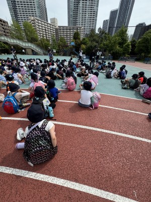 5月22日＿校外学習浜離宮庭園＿1年生の手を取りながら、楽しく学習をすることができました